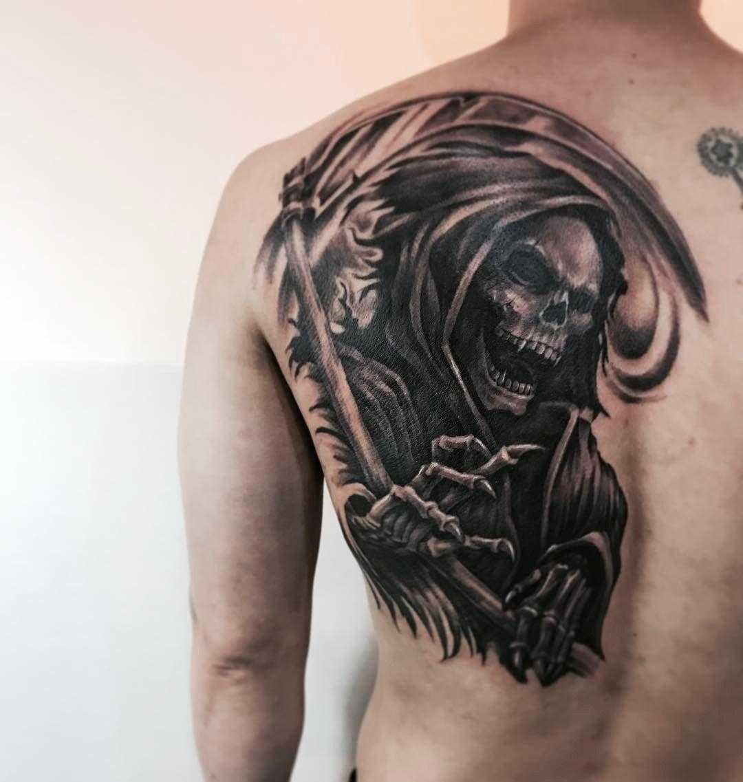 Кто подруга ястреба в cobra kai?